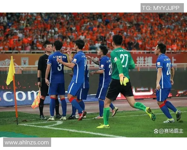 三大足球明星同台竞技引发全球热议球迷期待精彩对决